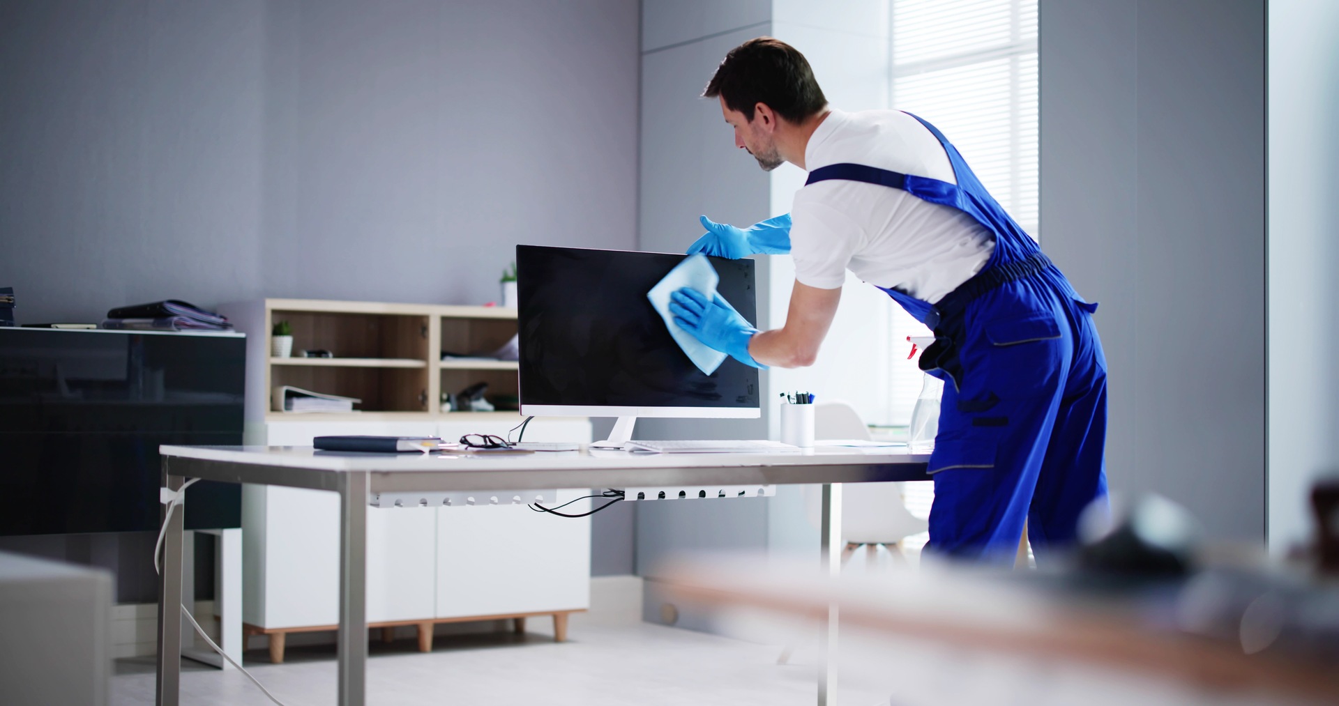 Cleaner cleaning a screen